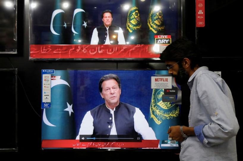 Thủ tướng Pakistan Imran Khan trong một bài phát biểu được phát trên truyền hình. (Ảnh: Reuters)