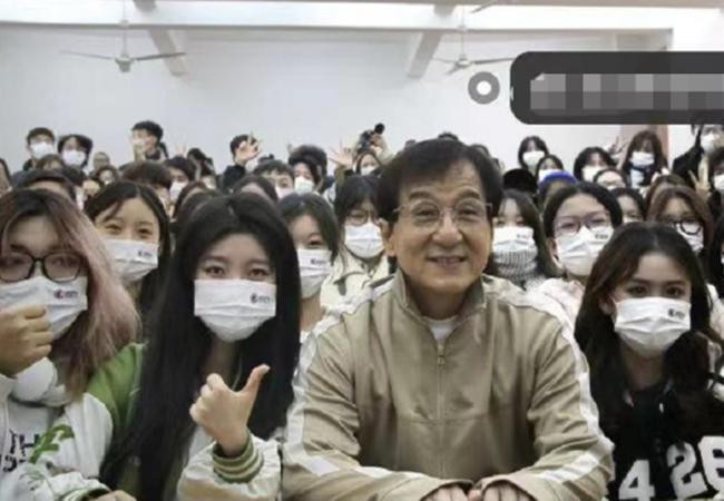 Thành Long đến trường giảng dạy sinh viên.