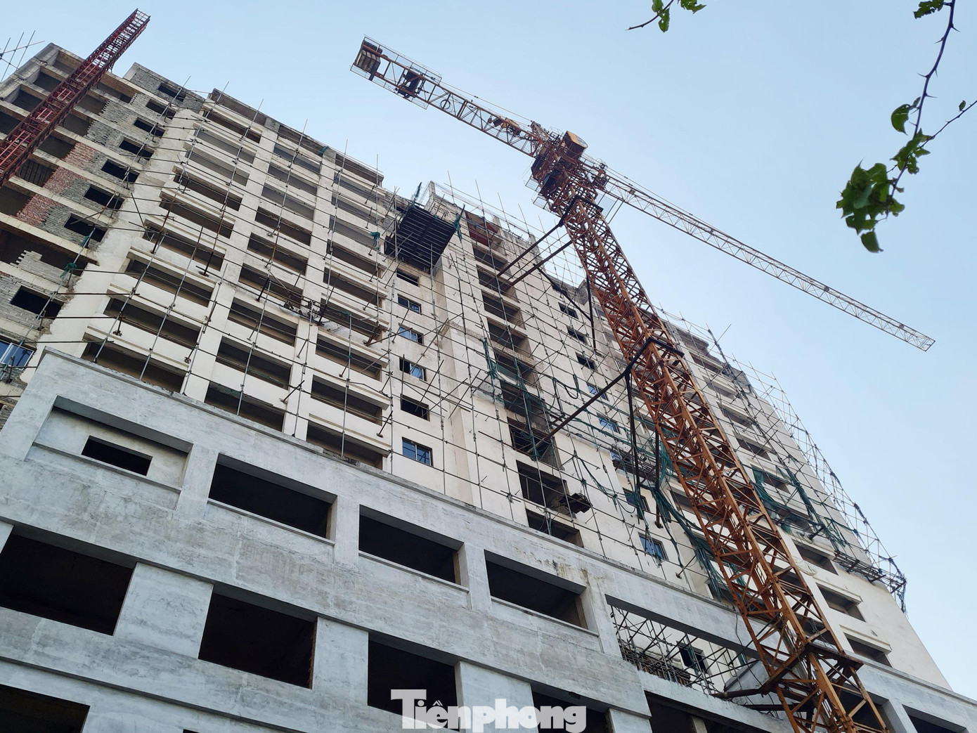 "Dù công trình dừng thi công từ nhiều năm, nhưng hiện nay cần trục tháp vẫn treo lơ lửng và giàn giáo tại dự án vẫn chưa được tháo dỡ. Hàng ngày người dân chúng tôi luôn trực nỗi lo lắng, bất an khi "tử thần" vẫn treo lơ lửng trên đầu", anh Thu, sống gần công trình dự án 69 phố Triều Khúc nói.