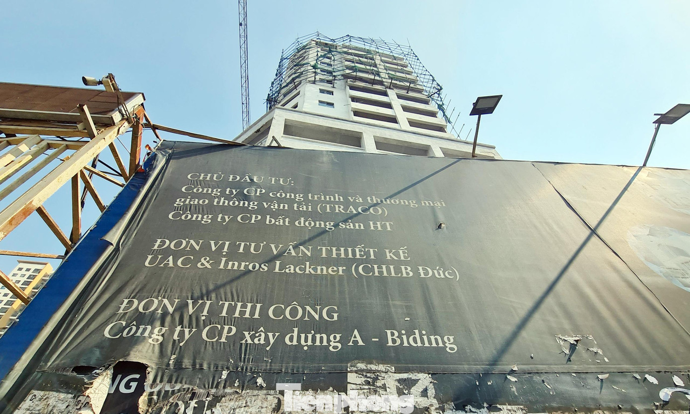 Trên tấm biển thông tin dự án vẫn ghi Công ty CP công trình và thương mại giao thông vận tải, Công ty CP bất động sản HT Land là chủ đầu tư.