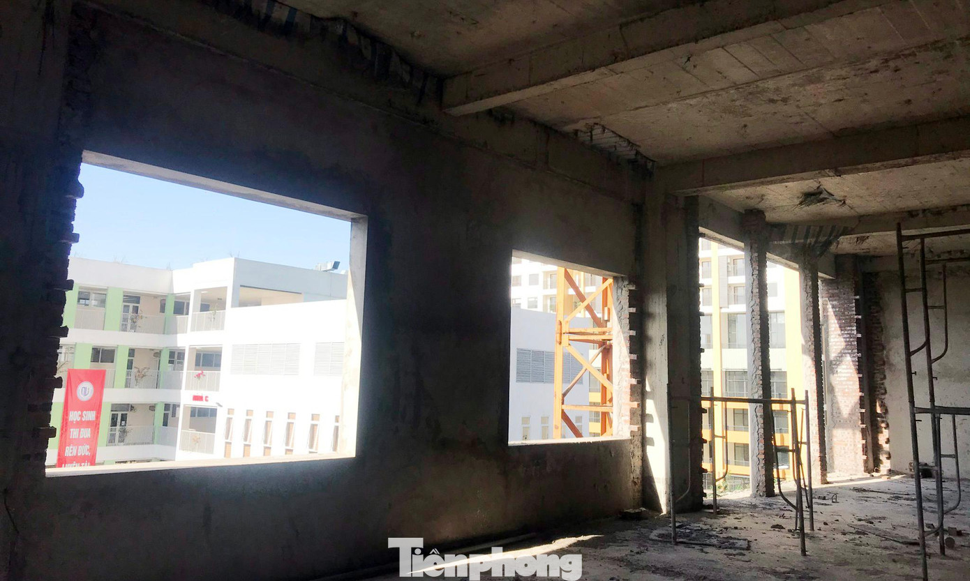 Bỏ hoang nhiều năm khiến các hạng mục bên trong xuống cấp, sắt thép hoen gỉ, gây mất mỹ quan đô thị...