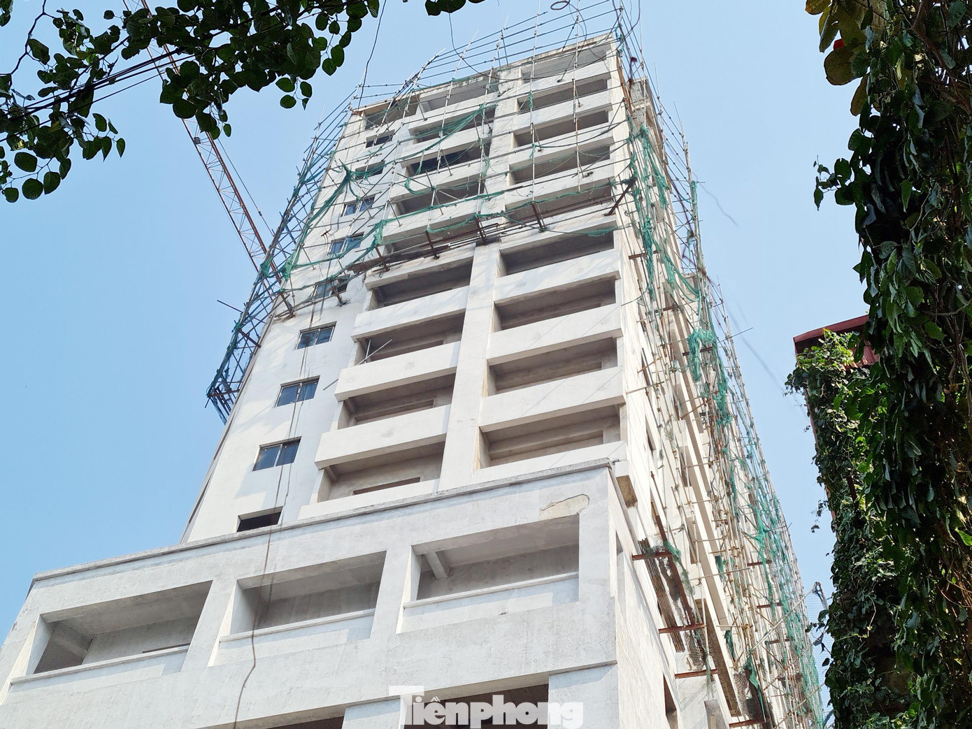 Đến ngày 25/2/2021 và ngày 6/4/2021 Đội trật tự xây dựng quận Thanh Xuân đã tổ chức họp với nhà đầu tư dự án 69 Triều Khúc là Công ty CP công trình và thương mại giao thông vận tải, Công ty CP Bất động sản HT Land. Trong đó, yêu cầu các đơn vị trên phải tháo dỡ hoặc thực hiện các biện pháp theo quy định pháp luật. Điều này nhằm đảm bảo an toàn trong việc quản lý, sử dụng, vận hành cần trục tháp, hệ thống giàn giáo tại dự án.