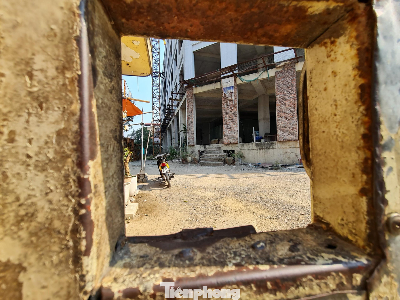 Công trình dự án 69 Triều Khúc luôn kín cổng cao tường.