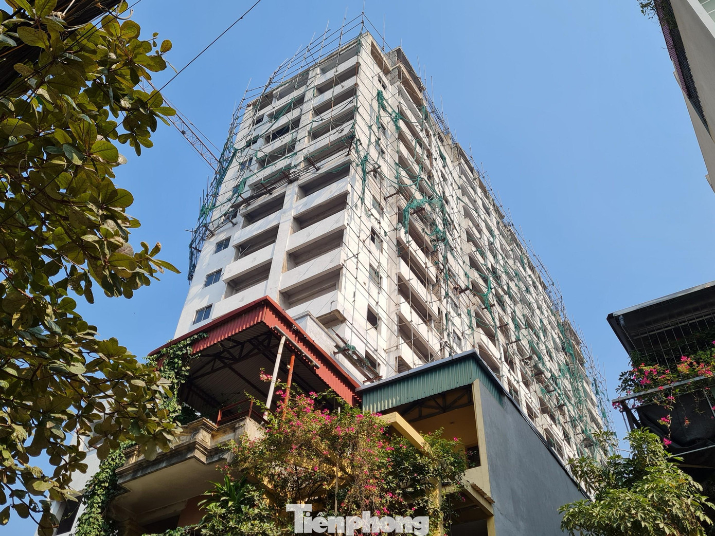 Năm 2018, sau khi thi công xong phần thô, công trình dừng thi công xây dựng; sau hơn 2 năm dừng thi công, cần trục tháp tại dự án vẫn chưa được tháo dỡ; tại khu vực dự án chỉ bố trí 1 đến 2 bảo vệ. Cử tri phường Thanh Xuân Nam liên tục có ý kiến, đơn thư phản ánh về việc cần trục tháp của dự án không hoạt động nhưng vẫn treo lơ lửng, gây nguy hiểm cho các hộ dân xung quanh khu vực.