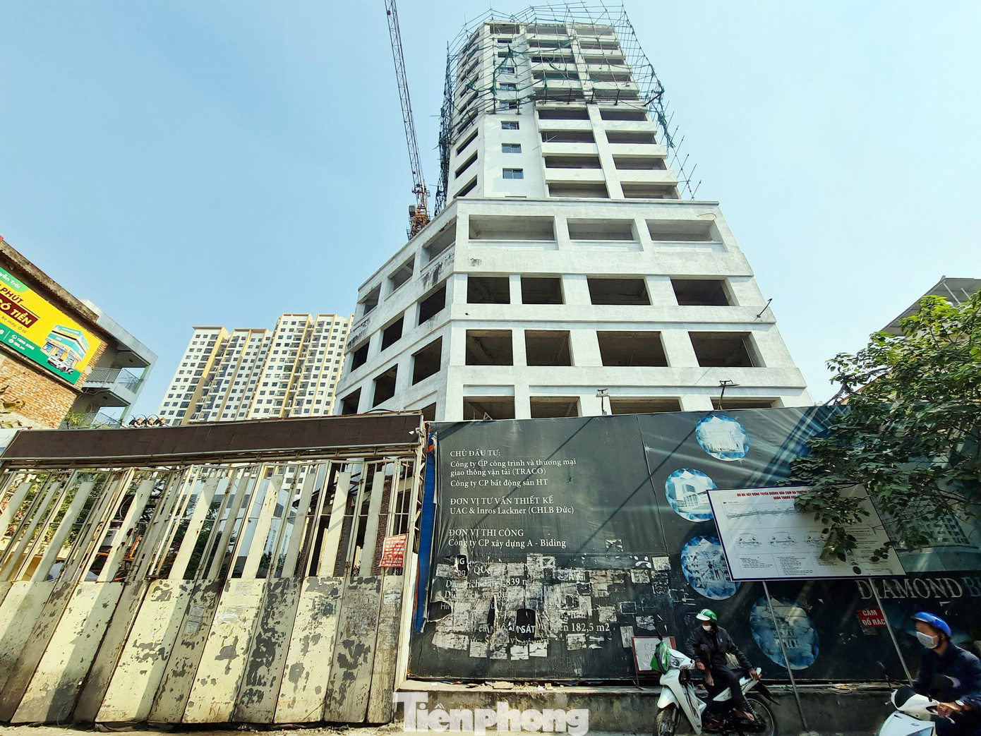 Theo tìm hiểu của PV, công trình dự án Nhà ở kết hợp văn phòng làm việc số 69 phố Triều Khúc (quận Thanh Xuân, Hà Nội) có quy mô 16 tầng và có 2 tầng hầm, tổng chiều cao công trình là 61,80m. Công trình dự án bỏ hoang nhiều năm nay.