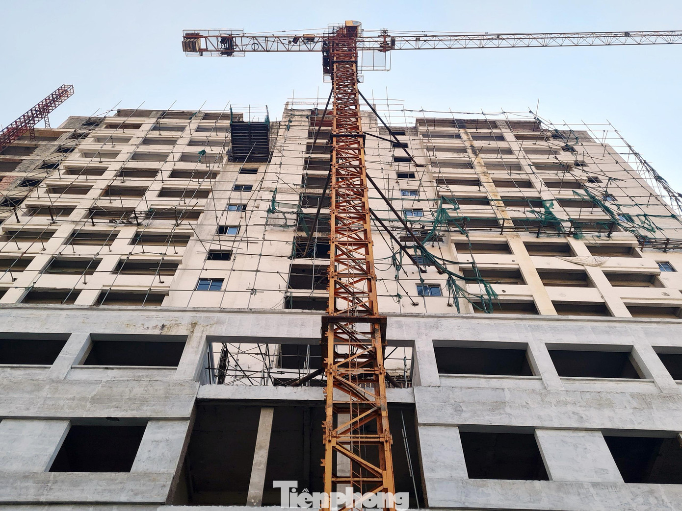 UBND quận Thanh Xuân đã nhiều lần chỉ đạo các đơn vị liên quan mời chủ đầu tư làm việc để kiểm tra, xử lý cần trục tháp được lắp dựng tại dự án nhưng đến thời điểm hiện tại chủ đầu tư không cử đại diện đến làm việc theo giấy mời, không cung cấp các hồ sơ, tài liệu liên quan đến việc kiểm định đảm bảo an toàn lao động cho cần trục tháp có bán kính quay vượt ra khỏi phạm vi công trường. Vì vậy, việc kiểm tra, giám sát, xử lý đối với cần trục tháp gặp rất nhiều khó khăn.