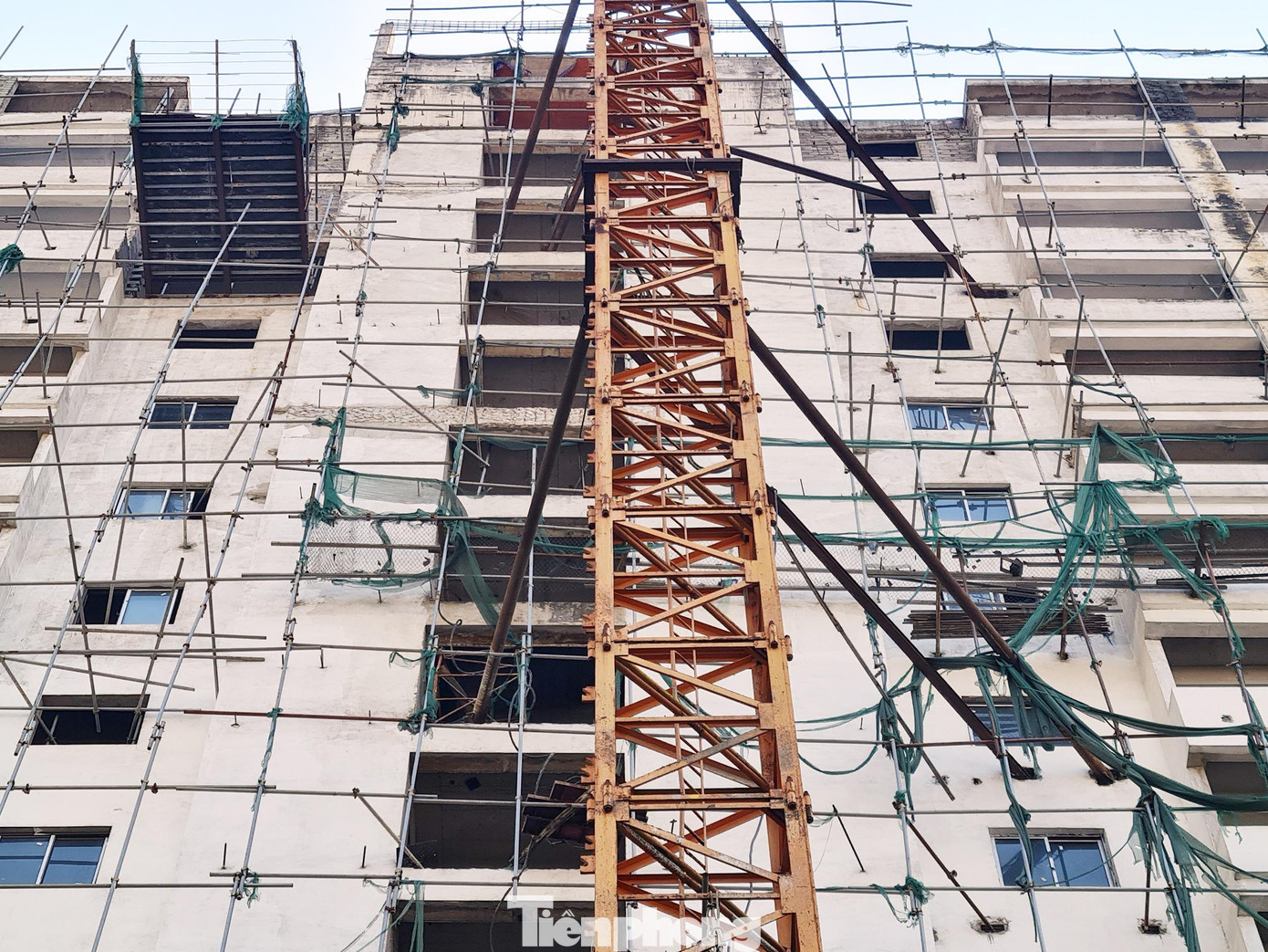 Đồng thời, cơ quan chức năng quận Thanh Xuân cũng yêu cầu chủ đầu tư xử lý xong trước ngày 15/4/2021 và chịu trách nhiệm trước pháp luật nếu để xảy ra mất an toàn liên quan đến cần trục và hệ thống giàn giáo của dự án.