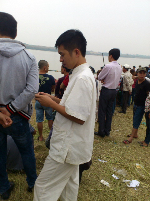 Kẻ xưng là Thầy Thịnh nghe tin chưa tìm thấy thi thể chị Huyền cũng đến góp mặt để gieo thêm hy vọng cho gia đình chị Huyền