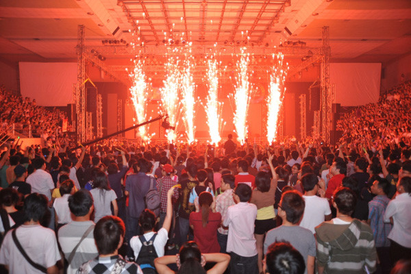 Đông đảo khán giả được tận hưởng không khí sôi động của đêm tiệc âm nhạc và những vũ điệu