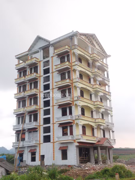 Tàng có một khách sạn 7 tầng ở trung tâm thị trấn Nông trường Mộc Châu (tỉnh Sơn La) đang xây dựng dở dang. Tàng từng tuyên bố sẽ biến tòa nhà này thành một khách sạn sang trọng nhất nhì tỉnh. Tòa nhà này được ví như Keangnam ở vùng núi phía Bắc