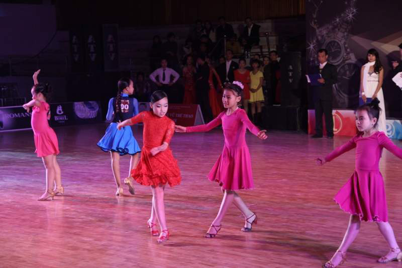 Thí sinh nhí thoải mái khiêu vũ một mình. Ảnh: T.Toan
