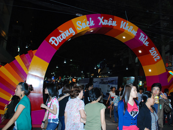 Ngay từ cổng vào, đường sách luôn nhộn nhịp du khách 