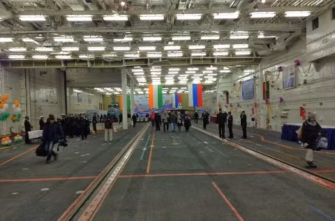 Hầm tàu chứa máy bay trên tàu Vikramaditya, theo thiết kế, con tàu có thể chở tổng cộng 34 máy bay gồm 24 tiêm kích MiG-29K/KUB và 10 trực thăng