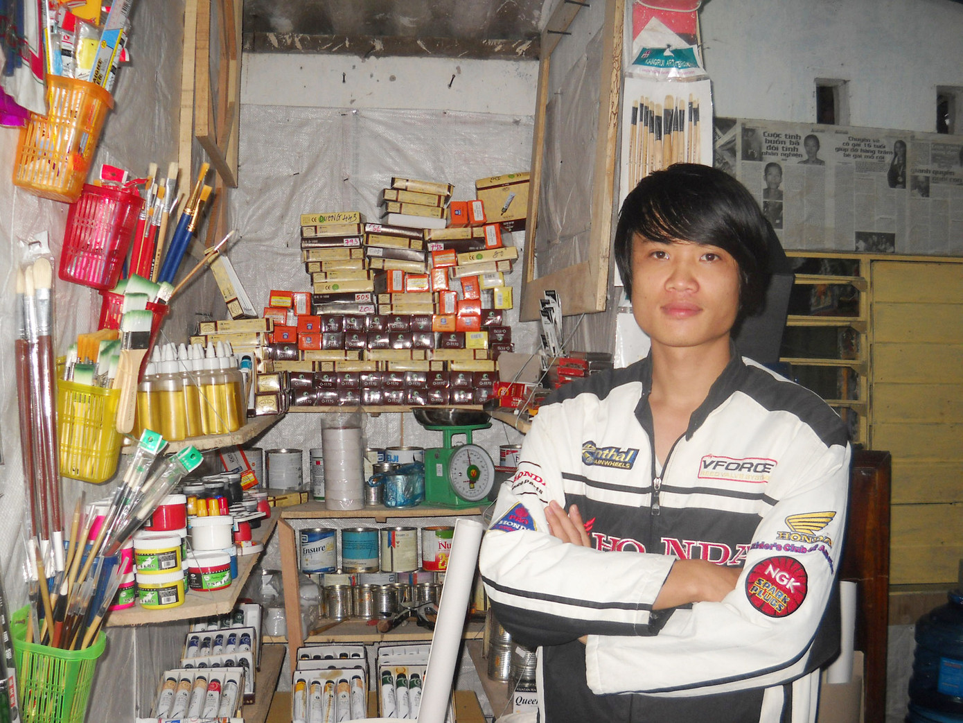 Huy với quầy họa phẩm siêu nhỏ. Huy với quầy họa phẩm siêu nhỏ