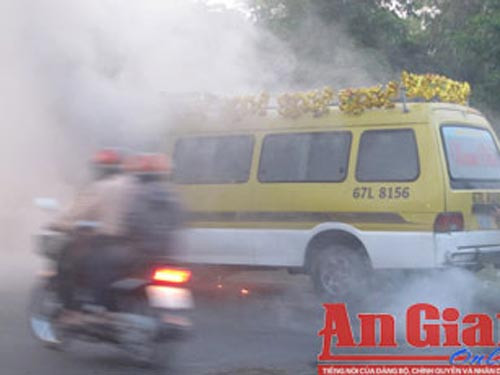 Xe đang cháy và bốc khói tự động di chuyển