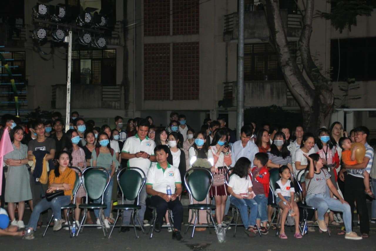 Pháo hoa rực sáng bầu trời, Việt Nam bước sang năm mới 2021 ảnh 27