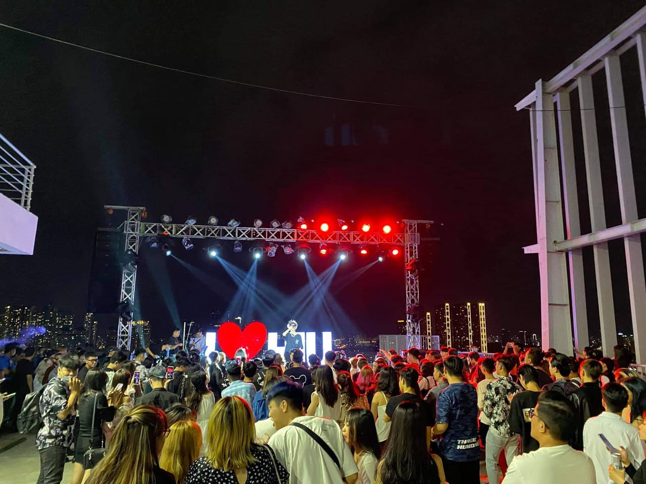 Pháo hoa rực sáng bầu trời, Việt Nam bước sang năm mới 2021 ảnh 36