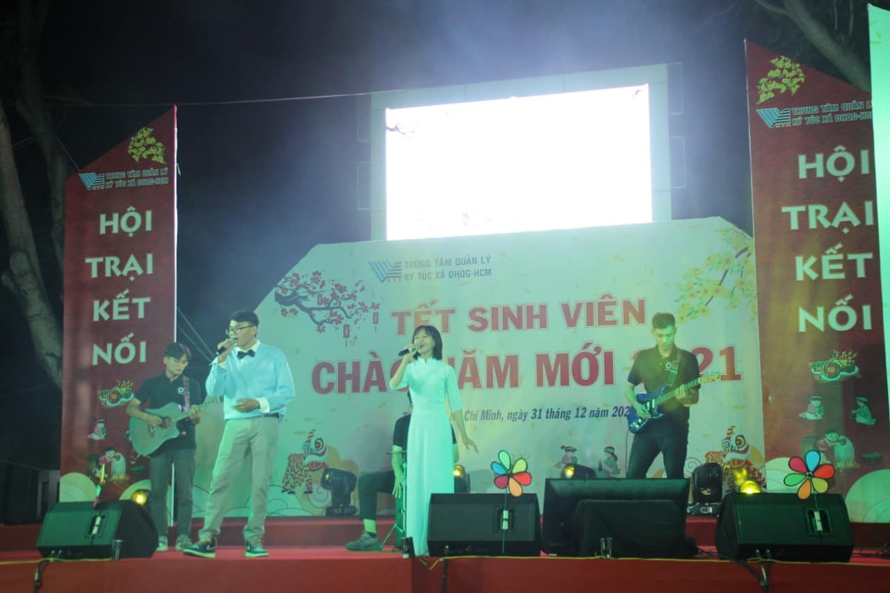 Pháo hoa rực sáng bầu trời, Việt Nam bước sang năm mới 2021 ảnh 25