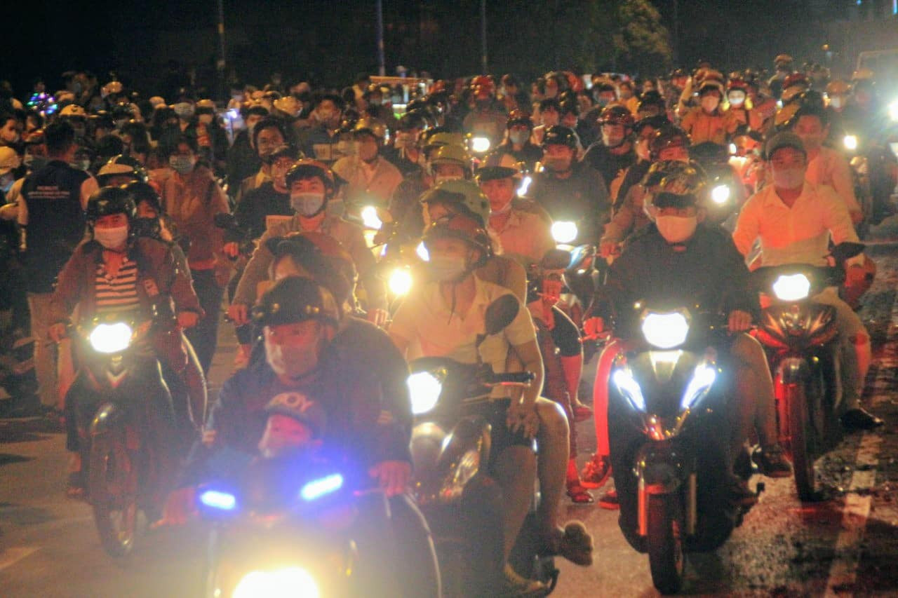 Pháo hoa rực sáng bầu trời, Việt Nam bước sang năm mới 2021 ảnh 29