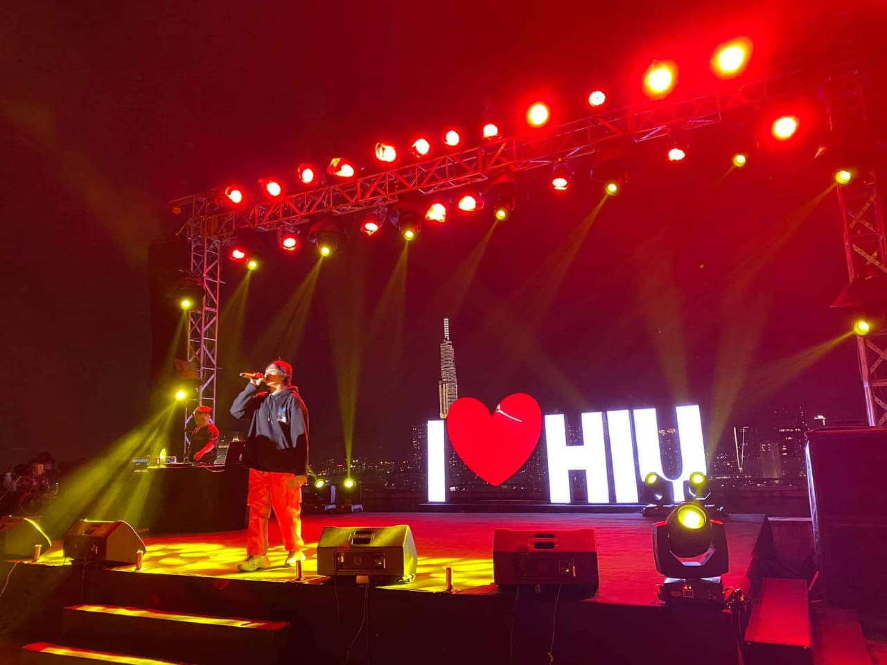 Pháo hoa rực sáng bầu trời, Việt Nam bước sang năm mới 2021 ảnh 37