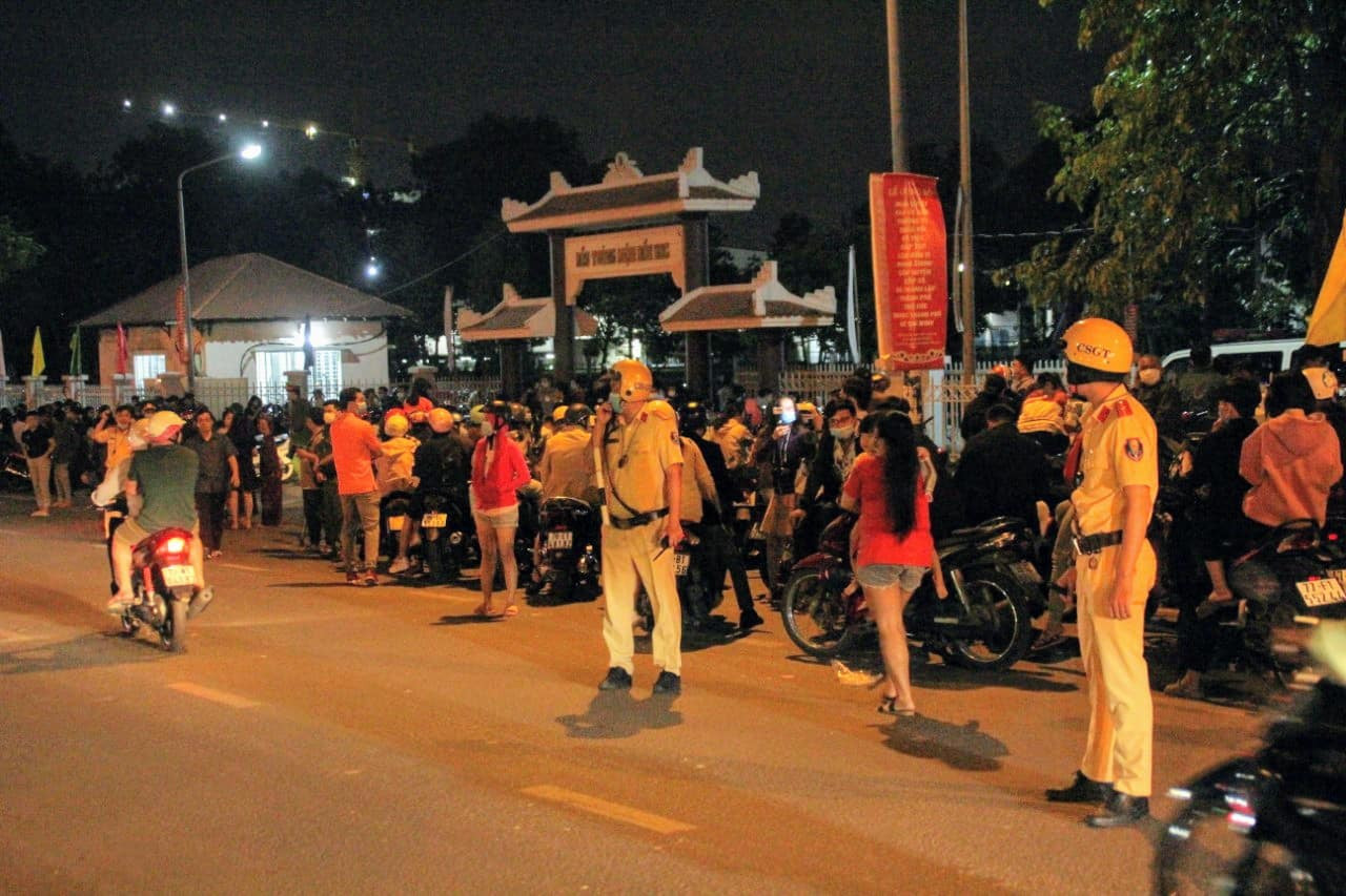 Pháo hoa rực sáng bầu trời, Việt Nam bước sang năm mới 2021 ảnh 30