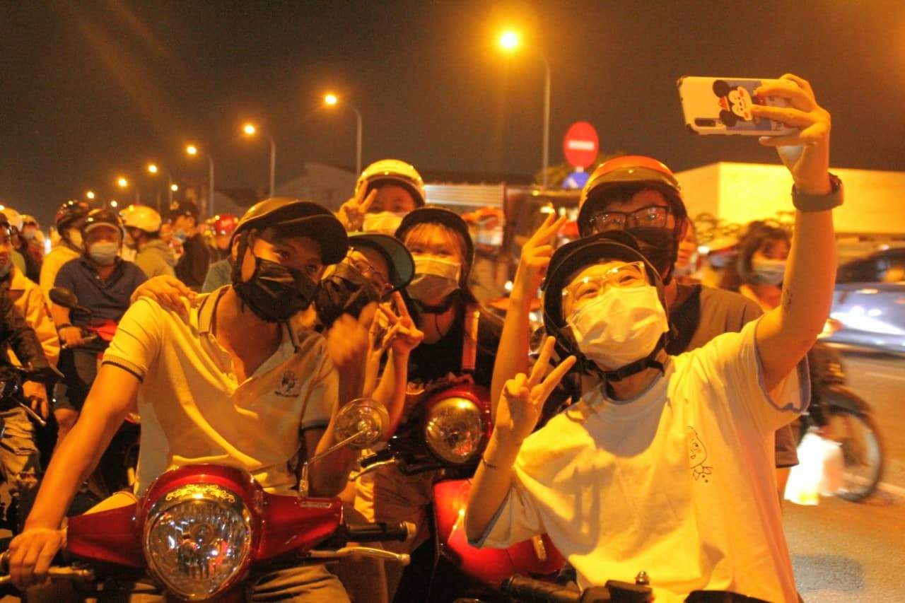 Pháo hoa rực sáng bầu trời, Việt Nam bước sang năm mới 2021 ảnh 34