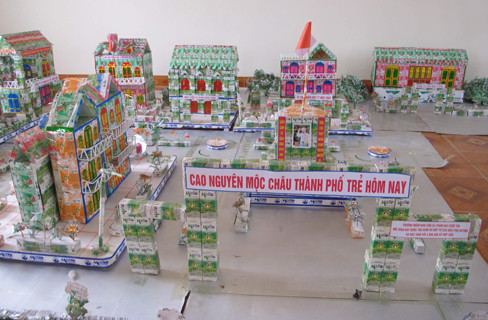 Trẻ em ở Mộc Châu dùng vỏ hộp sữa Mộc Châu để “xây dựng” thành phố mới trên cao nguyên