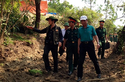 Ông Võ Điện Biên (người chỉ tay) cùng đoàn công tác đi kiểm tra thực địa