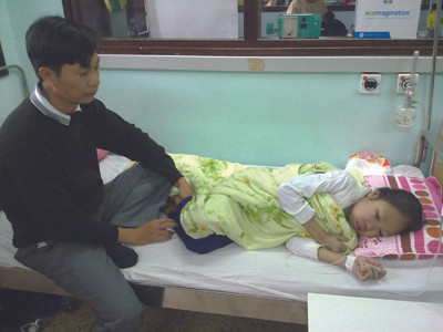 Anh Huệ bên cô con gái đầu lòng mắc bệnh nặng. Anh Huệ bên cô con gái đầu lòng mắc bệnh nặng