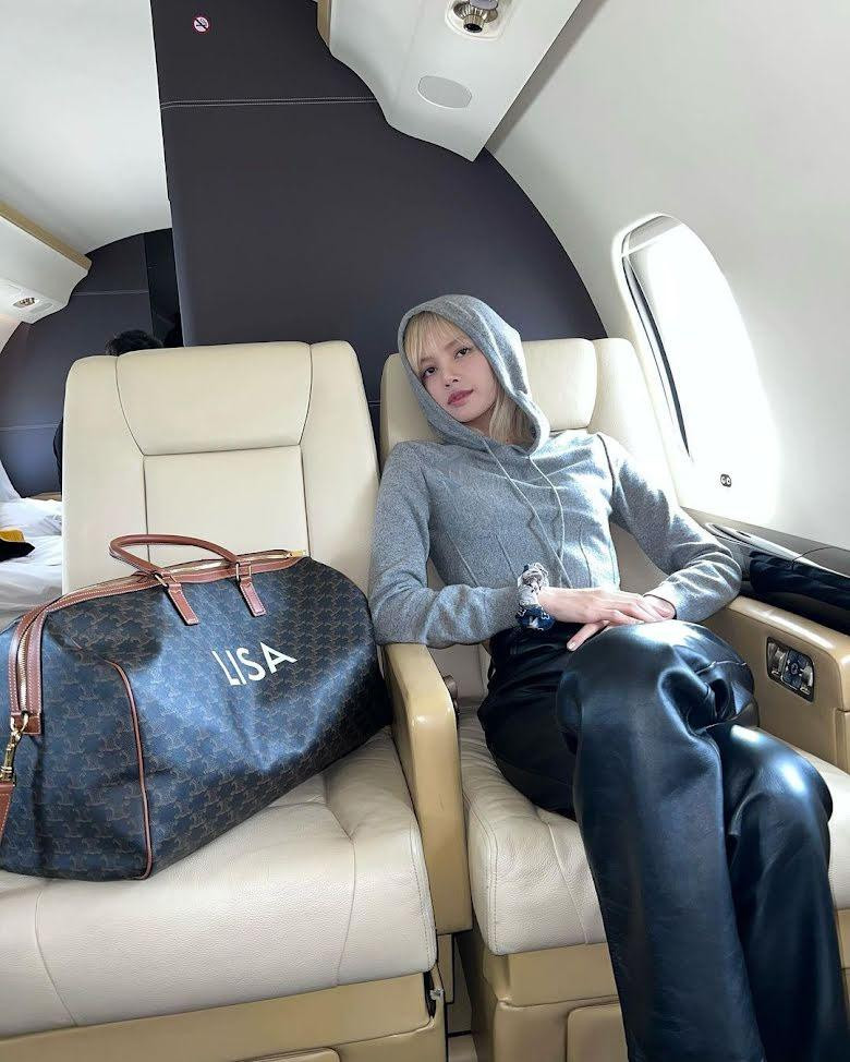 Lisa khoe thần thái sang chảnh trên chuyên cơ riêng. Lisa khoe thần thái sang chảnh trên chuyên cơ riêng.