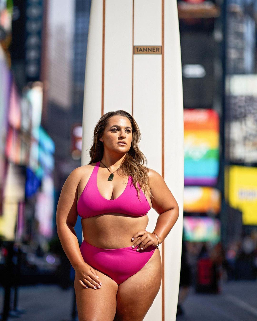 Elizabeth Sneed mặc bikini chụp ảnh với ván lướt sóng trên Quảng trường Thời đại. Elizabeth Sneed mặc bikini chụp ảnh với ván lướt sóng trên Quảng trường Thời đại.