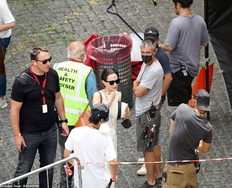 "Without Blood" là bộ phim chuyển thể từ tiểu thuyết cùng tên của Alessandro Baricco, đề cập đến "sự thật phổ quát nhất về chiến tranh, chấn thương, ký ức và sự chữa lành". Tác phẩm đánh dấu sự trở lại màn ảnh của Angelina trong vai trò đạo diễn kể từ sau "First They Killed My Father" vào năm 2017. Bà mẹ 6 con cũng là người viết kịch bản cho bộ phim này. "Without Blood" là bộ phim chuyển thể từ tiểu thuyết cùng tên của Alessandro Baricco, đề cập đến "sự thật phổ quát nhất về chiến tranh, chấn thương, ký ức và sự chữa lành". Tác phẩm đánh dấu sự trở lại màn ảnh của Angelina trong vai trò đạo diễn kể từ sau "First They Killed My Father" vào năm 2017. Bà mẹ 6 con cũng là người viết kịch bản cho bộ phim này.