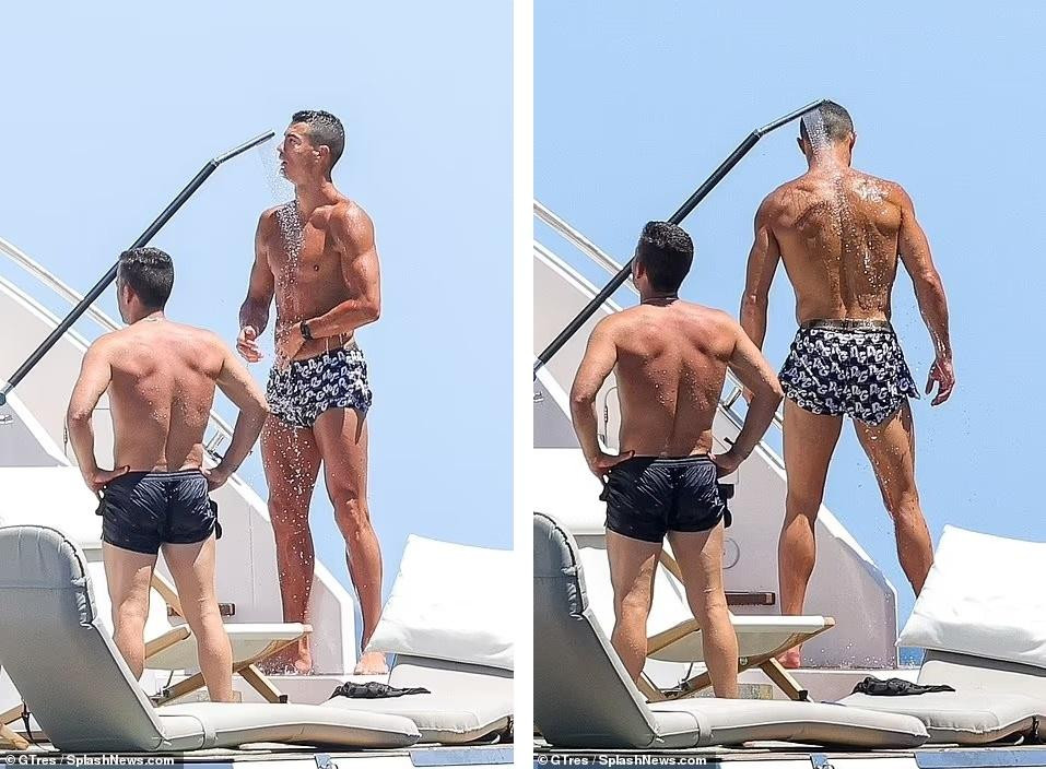 Ronaldo mặc quần đùi xanh - trắng để lộ thân hình rắn rỏi, cơ bắp ở tuổi 37.