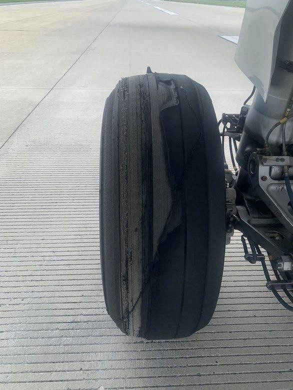 Lốp máy bay sau khi hạ cánh tại Nội Bài. Ảnh: DĐHK