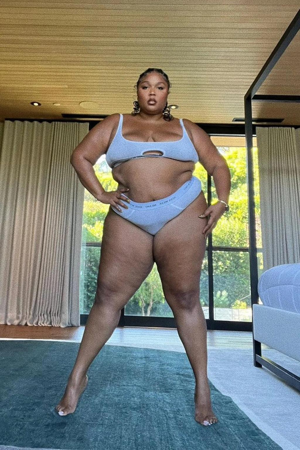 Nữ ca sĩ đoạt giải Grammy Lizzo tự tin khoe thân hình &quot;phì nhiêu&quot; trong bộ nội y hai mảnh.