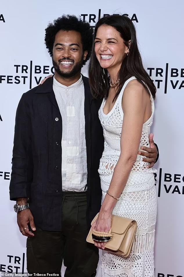 Katie Holmes và Bobby Wooten III được cho là đã đính hôn.