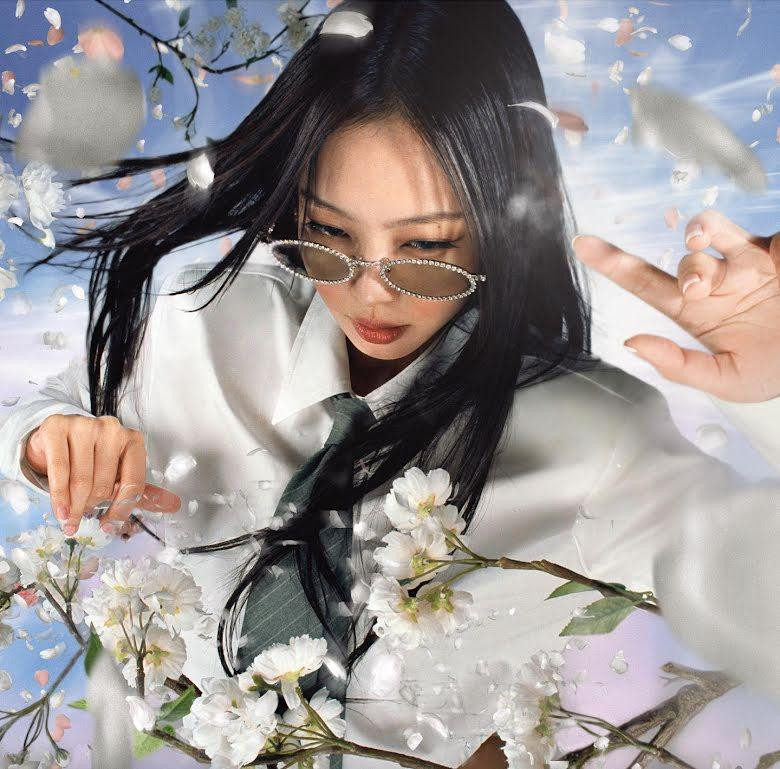 Đôi mắt kính mang đến cho Jennie một vẻ đẹp bí ẩn và cá tính hơn.