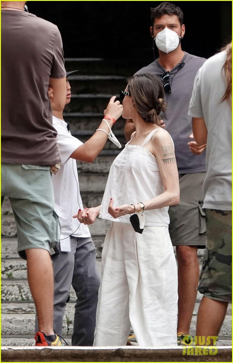 Pax Thiên có mặt trên phim trường không chỉ với tư cách là con trai của Angelina, mà dường như còn là nhân viên của đoàn phim. Có thể thấy, chàng trai được trang bị cả bộ đàm và thường xuyên trao đổi qua lại với nữ đạo diễn. Pax Thiên có mặt trên phim trường không chỉ với tư cách là con trai của Angelina, mà dường như còn là nhân viên của đoàn phim. Có thể thấy, chàng trai được trang bị cả bộ đàm và thường xuyên trao đổi qua lại với nữ đạo diễn.