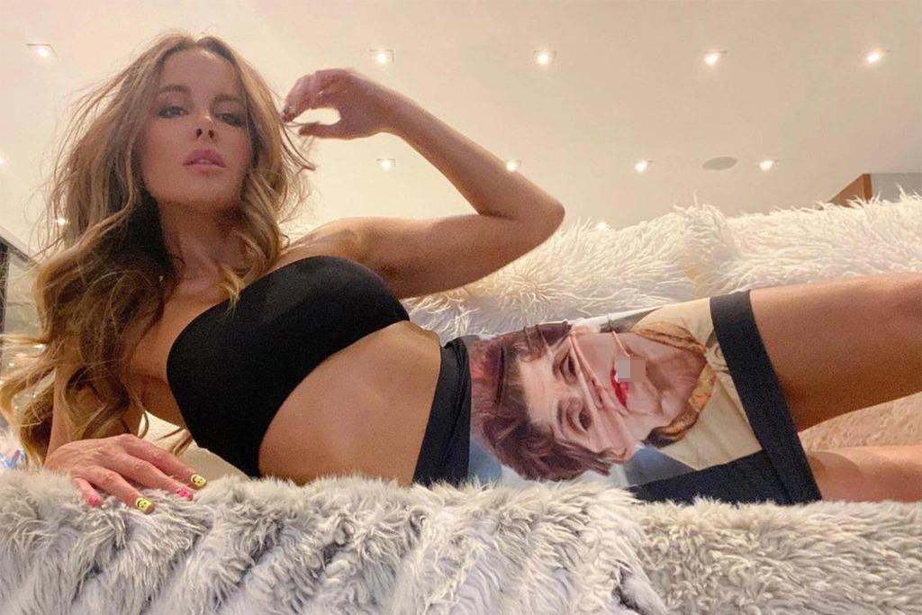 Nữ diễn viên Anh Kate Beckinsale khoe hình thể săn chắc, nuột nà ở tuổi 49 trong chiếc váy in hình nhân vật hư cấu Dot Cotton trong bộ phim &quot;EastEnders&quot; của BBC.