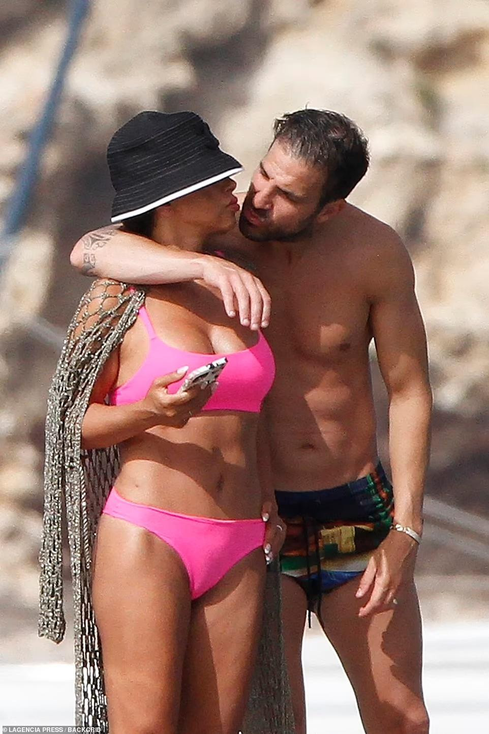 Daniella nổi bật với bộ đồ bơi màu hồng neon. Ở tuổi 47 và là mẹ của 5 con, nàng WAGs vẫn giữ được thân hình cân đối, săn chắc.