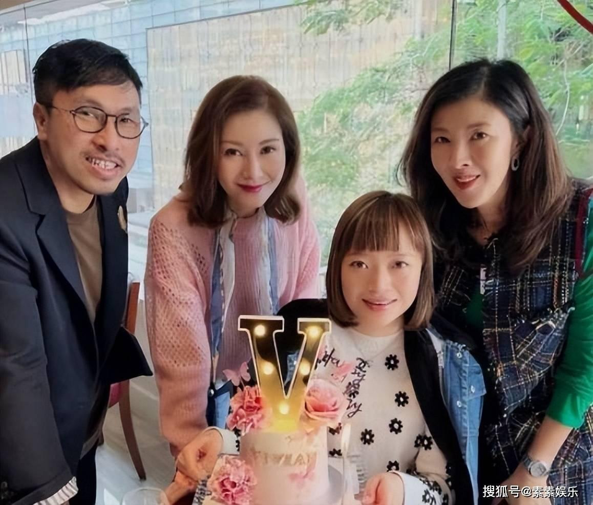 Lý Gia Hân đón sinh nhật bên chị gái Lý Gia Minh (phải) và bạn bè. Lý Gia Minh kém sắc hơn hẳn em gái. Tuy nhiên, cô có cuộc sống sung túc, giàu sang không kém. Lý Gia Hân đón sinh nhật bên chị gái Lý Gia Minh (phải) và bạn bè. Lý Gia Minh kém sắc hơn hẳn em gái. Tuy nhiên, cô có cuộc sống sung túc, giàu sang không kém.