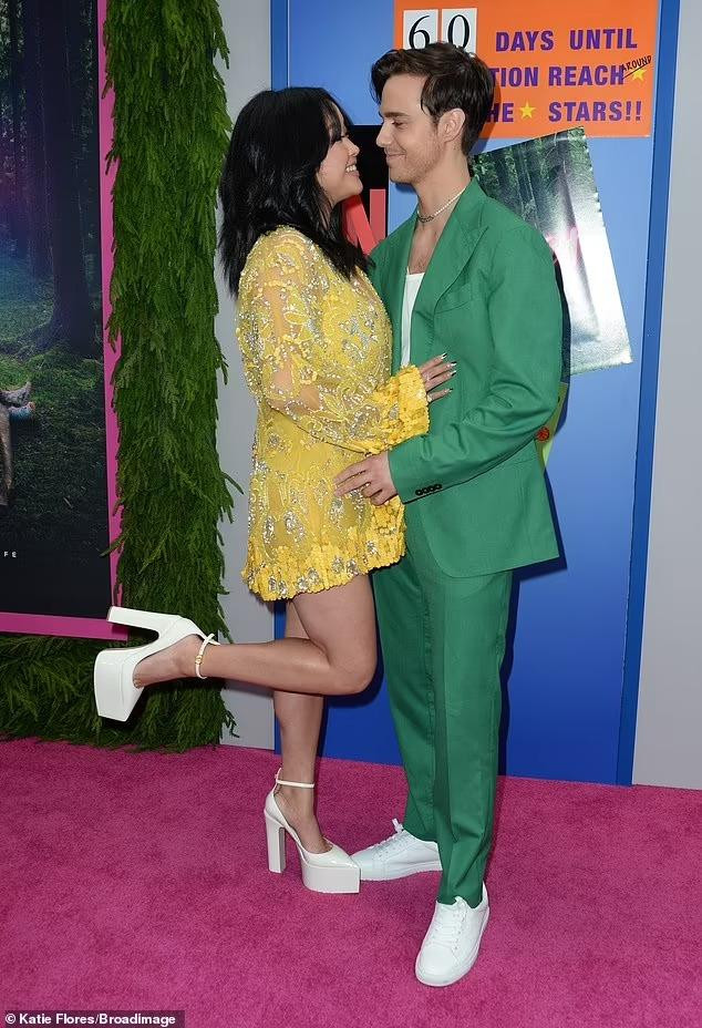 Lana và tài tử &quot;Cướp biển vùng Caribbean&quot; tình tứ trên thảm đỏ. Hai người gặp nhau tại 1 bữa tiệc chiêu đãi các đề cử giải Emmy ở Beverly Hills vào năm 2015 và nên duyên từ đó.