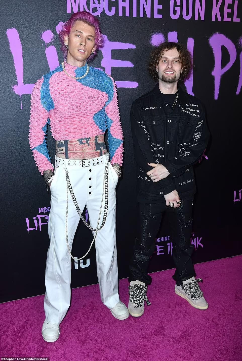 MGK chụp ảnh cùng đạo diễn của bộ phim tài liệu về anh, Sam Cahill.