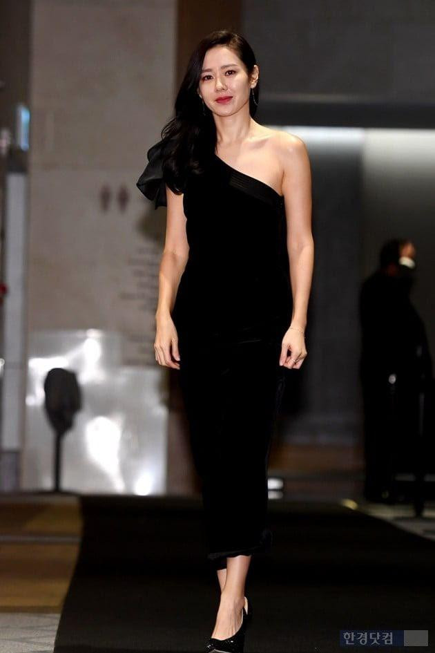 15. Son Ye Jin: Dân mạng đánh giá, chiều cao 165 cm của "chị đẹp" tạo ra sự chênh lệch hoàn hảo với ông xã của cô, tài tử Hyun Bin (1m85). 15. Son Ye Jin: Dân mạng đánh giá, chiều cao 165 cm của "chị đẹp" tạo ra sự chênh lệch hoàn hảo với ông xã của cô, tài tử Hyun Bin (1m85).