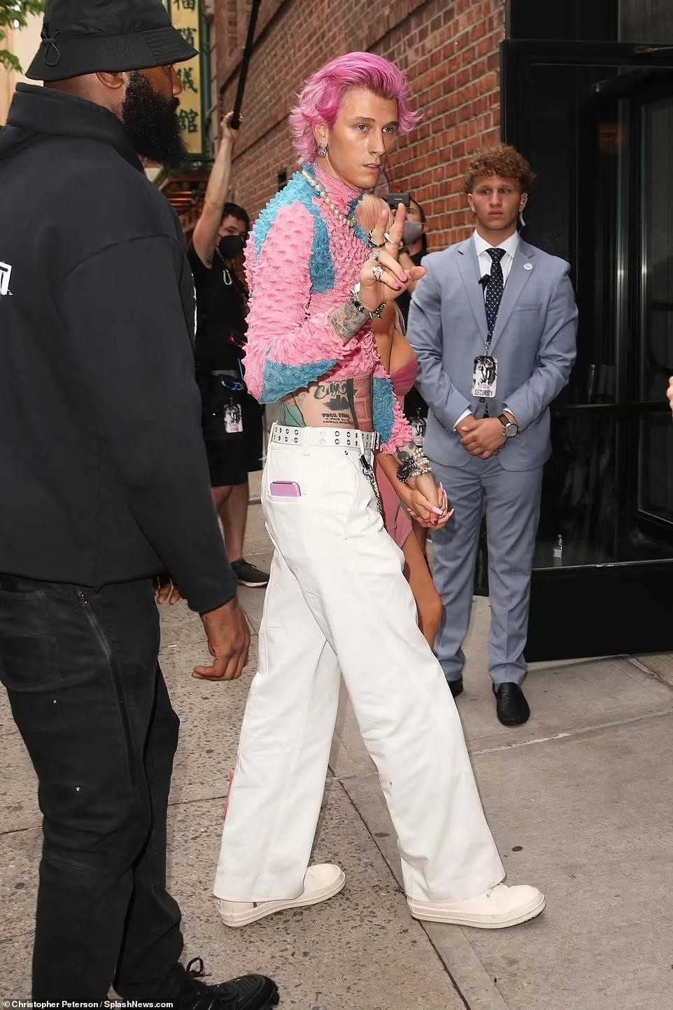 Được biết, trong "Machine Gun Kelly's Life in Pink", ngoài hé lộ về chặng đường trở thành ngôi sao nhạc rock hàng đầu hiện nay của giọng ca sinh năm 1990, phim cũng đề cập đến chuyện tình yêu của anh và vị hôn thê hơn tuổi.