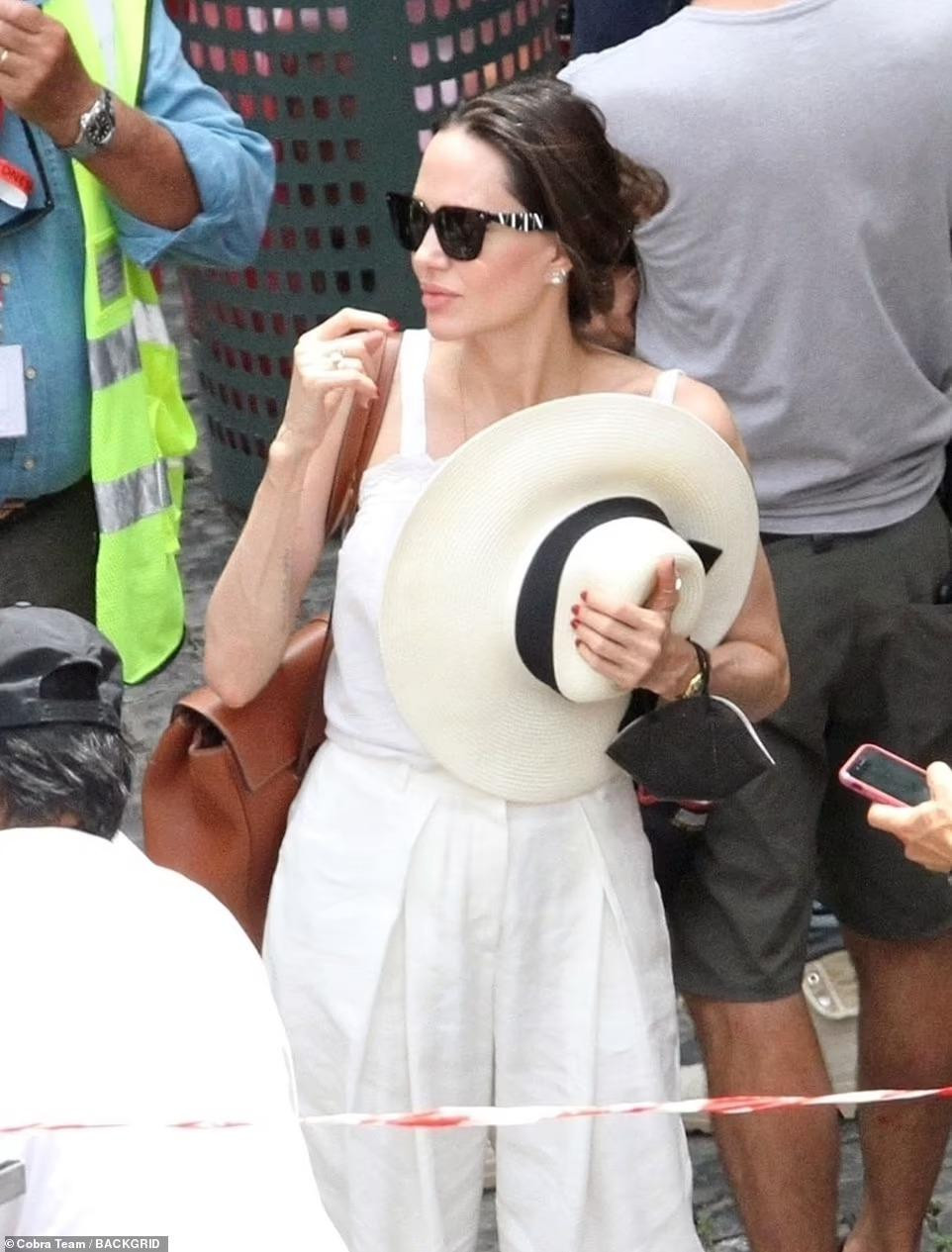 Angelina tái xuất cùng thời điểm chồng cũ của cô, Brad Pitt, tiết lộ trên tạp chí GQ phiên bản nước Anh rằng, đã bỏ rượu và thuốc lá sau khi ly hôn. Tài tử sinh năm 1963 cũng cho hay đã bị trầm cảm nhẹ, bị "tra tấn" trong suốt nhiều năm bởi một giấc mơ lặp đi lặp lại, trong đó anh bị đâm dã man. Angelina tái xuất cùng thời điểm chồng cũ của cô, Brad Pitt, tiết lộ trên tạp chí GQ phiên bản nước Anh rằng, đã bỏ rượu và thuốc lá sau khi ly hôn. Tài tử sinh năm 1963 cũng cho hay đã bị trầm cảm nhẹ, bị "tra tấn" trong suốt nhiều năm bởi một giấc mơ lặp đi lặp lại, trong đó anh bị đâm dã man.