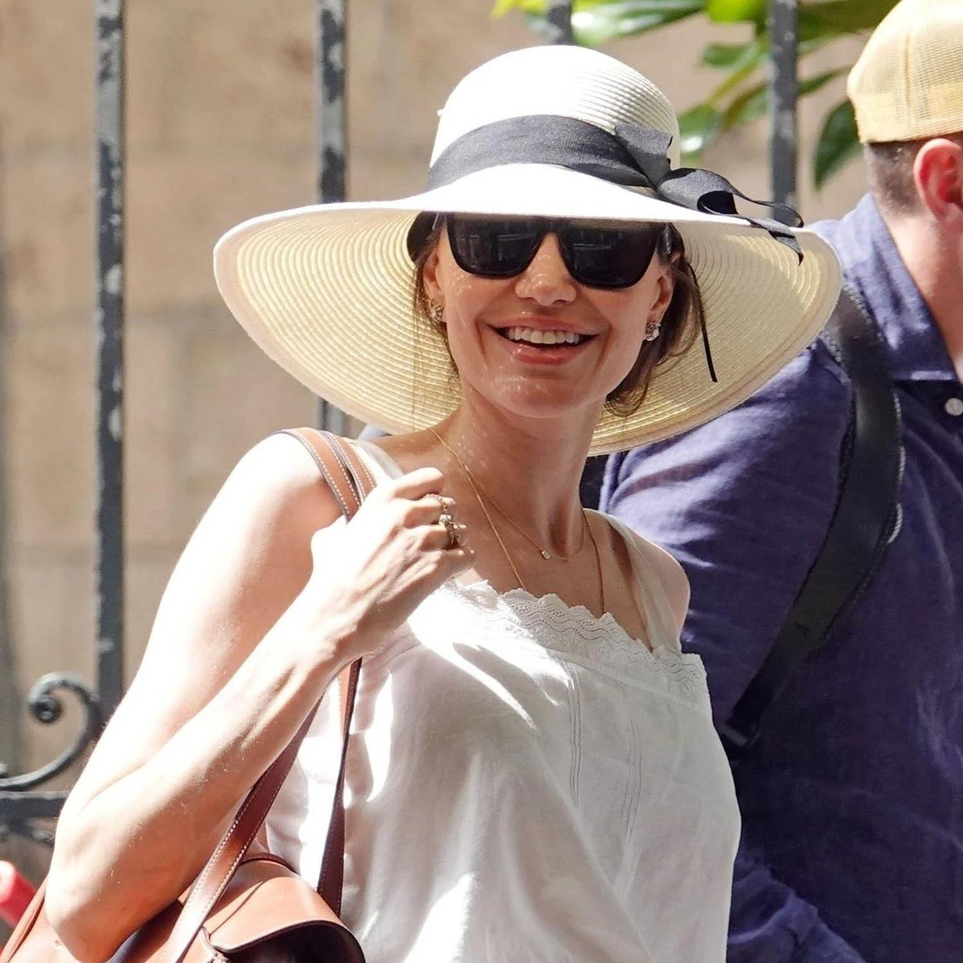 "Bà Smith" đầy cuốn hút với ngoại hình xinh đẹp và rạng ngời. "Bà Smith" đầy cuốn hút với ngoại hình xinh đẹp và rạng ngời.