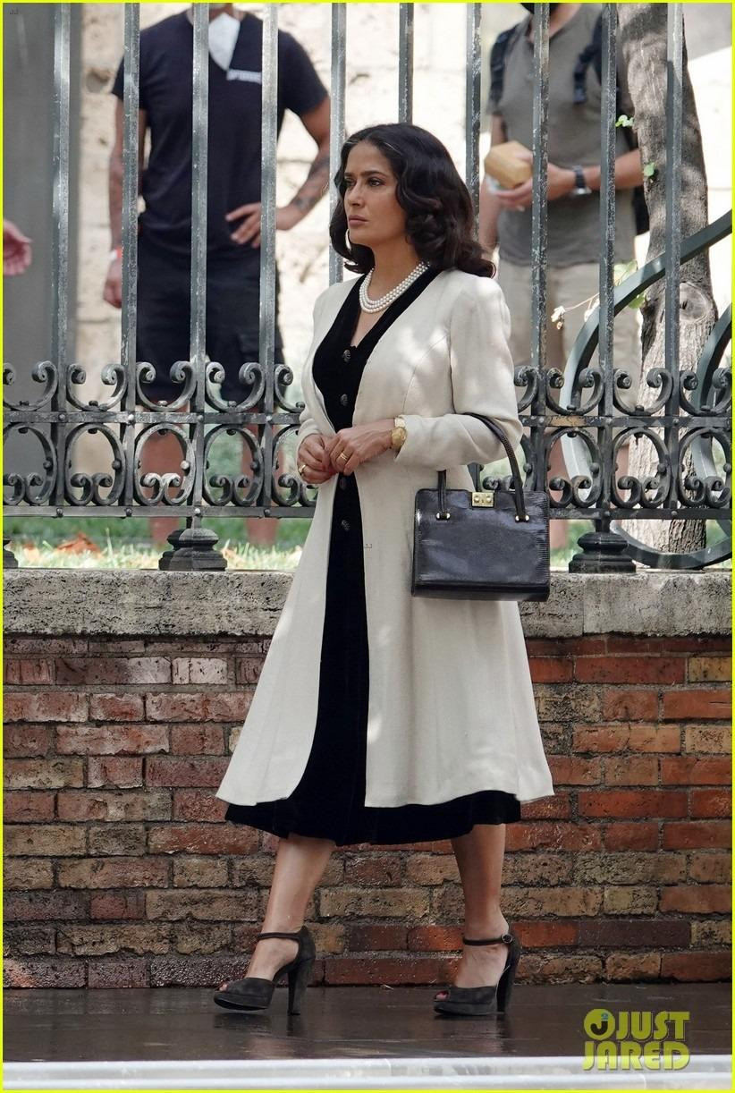 Khác hẳn với vẻ gợi cảm và nóng bỏng thường thấy, tạo hình của Hayek trong "Without Blood" trông già dặn, kín đáo và nhiều tâm sự hơn. Khác hẳn với vẻ gợi cảm và nóng bỏng thường thấy, tạo hình của Hayek trong "Without Blood" trông già dặn, kín đáo và nhiều tâm sự hơn.