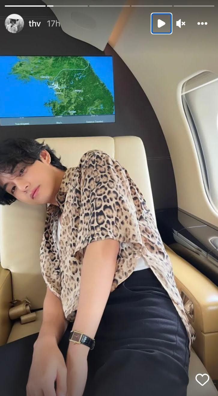 V cũng chụp ảnh trên chuyên cơ tương tự Lisa. V cũng chụp ảnh trên chuyên cơ tương tự Lisa.