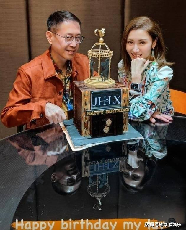 Đại gia Hứa Tấn Hanh chúc mừng sinh nhật bà xã. Chuyện tình của hai người vốn không được công chúng ủng hộ bởi không danh chính ngôn thuận từ đầu. Tuy nhiên, cả hai bỏ qua điều tiếng, sống bên nhau hạnh phúc nhiều năm qua. Đại gia Hứa Tấn Hanh chúc mừng sinh nhật bà xã. Chuyện tình của hai người vốn không được công chúng ủng hộ bởi không danh chính ngôn thuận từ đầu. Tuy nhiên, cả hai bỏ qua điều tiếng, sống bên nhau hạnh phúc nhiều năm qua.